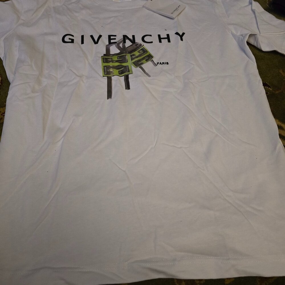 Givenchy t shirt medium brand new autunitic.